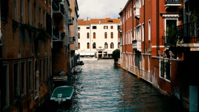Blick-auf-den-venezianischen-Kanal-in-einer-schönen-Straße-im-italienischen-Stil