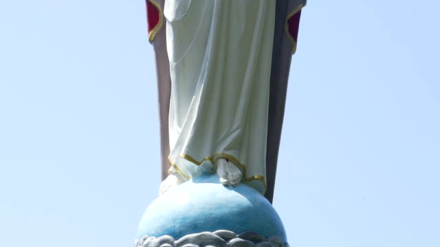 Escultura-de-Cristo-con-los-brazos-extendidos-contra-el-cielo,-panorama-vertical
