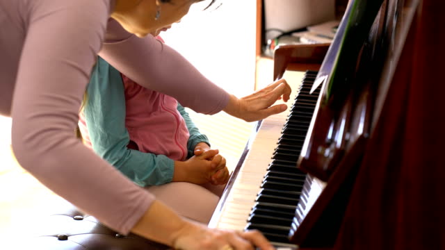 kleines-Mädchen-lernt-Klavier-spielen