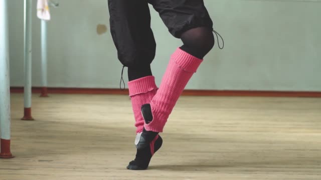 die-Füße-der-Tänzer-auf-die-Barre