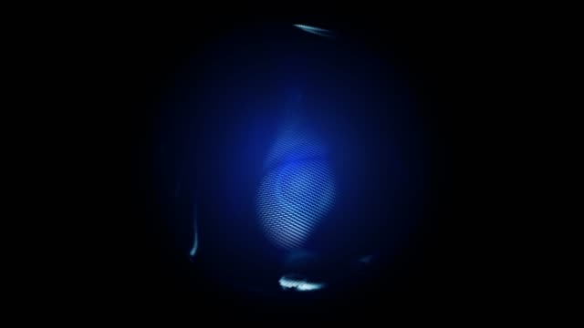 Blau-leuchtende-Kugel-auf-schwarzem-Hintergrund