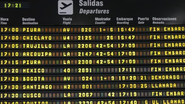 Flightboard-en-aeropuerto-internacional-Jorge-Chávez-en-Lima