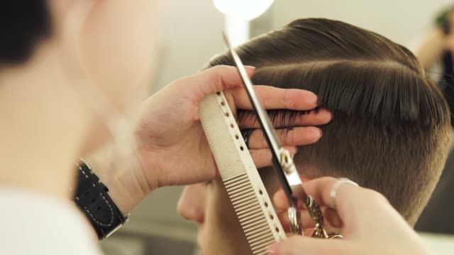 Peluquería-de-mujer-pelo-para-peinar-y-cortar-con-las-tijeras-profesionales-de-cerca.-Hacer-peinado-masculino-con-peine-y-Peluquería-Tijeras-Haircutter