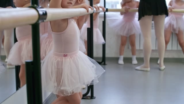 Kleine-Mädchen-vor-der-Tanzkurs