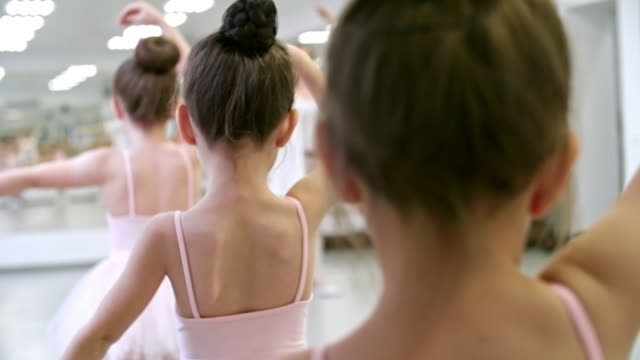 Practicar-posiciones-de-brazo-en-clase-de-Ballet