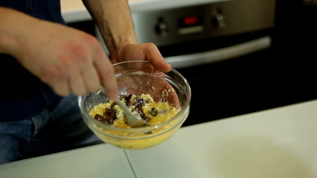 Ein-Mann-mischt-Zutaten-zu-eine-Paste-aus-Carbonara-vorbereiten