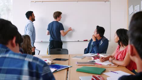 Männlich-Gymnasium-Schüler-schreiben-auf-Whiteboards-In-Mathematik-Klasse