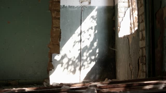 Abandoned-building-interior,-tracking-shot