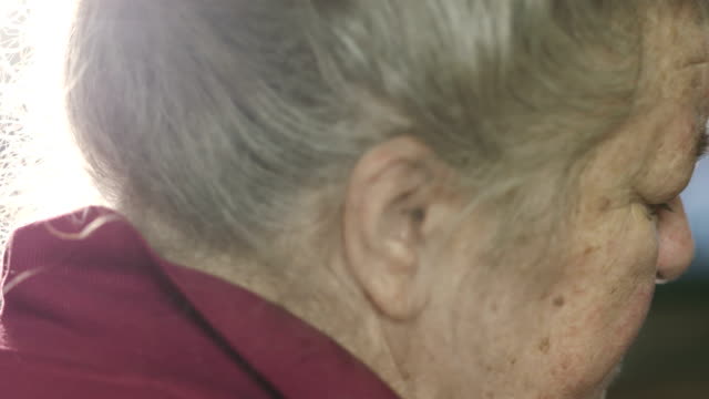 Anciana-durmiendo-frente-a-TV.