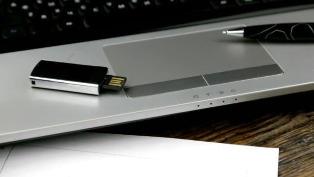 Schieberegler-erschossen.-Arbeitsplatz-mit-Laptop,-USB-Stick-und-Stift,-stehend-auf-einem-Schreibtisch-aus-Holz