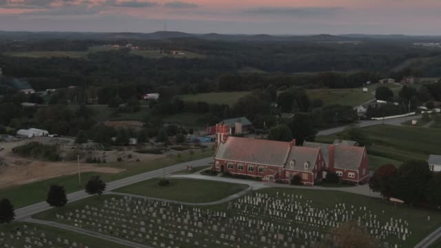 Langsam-Luft-Umkreisung-Pennsylvanian-Kirche-bei-Sonnenuntergang
