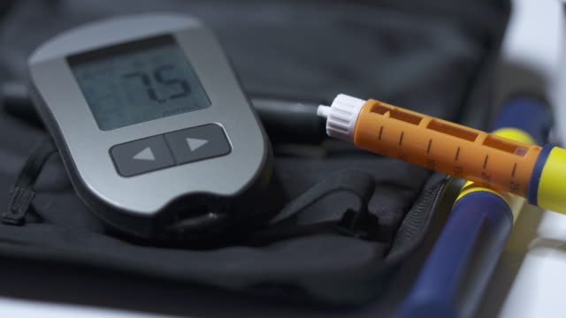 Diabetes-Test-Ausrüstung-und-Insulintherapie.-Diabetische-Stifte-und-Blutzuckermessgerät