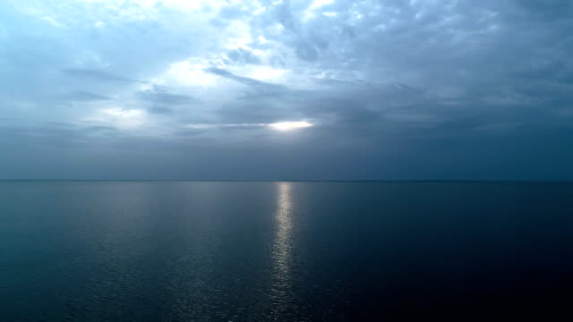 Der-Flug-über-das-Meer-auf-dem-Cloud-Fluss-Hintergrund