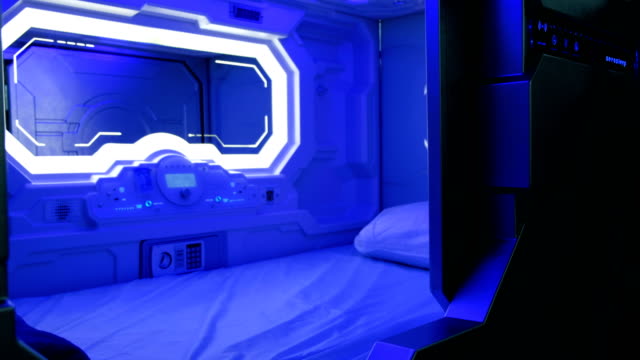 Sleepbox-moderno-con-luces-de-neón,-cápsula-de-espacio-para-dormir-en-el-aeropuerto,-Resumen-a-través-de-la-puerta-abierta