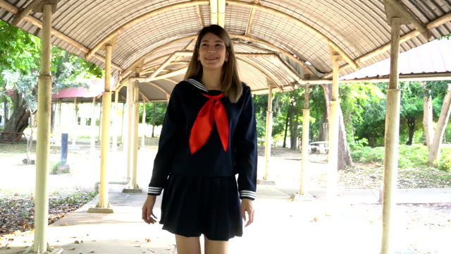 asiatische-Frau-Student-Kleid-tragen