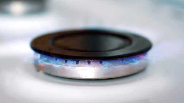 Burnning-gas-from-a-gas-stove-in-slow-motion-180fps