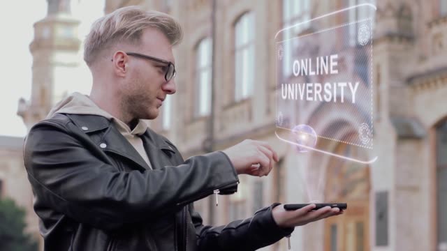 Inteligente-joven-con-gafas-muestra-una-Universidad-en-línea-conceptual-del-holograma