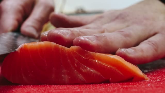 Cocinero-saca-los-huesos-del-filete-de-salmón,-cortar-pescado-en-rodajas-para-cocinar-sushi-en-4-k-de-resolución-en-cámara-lenta