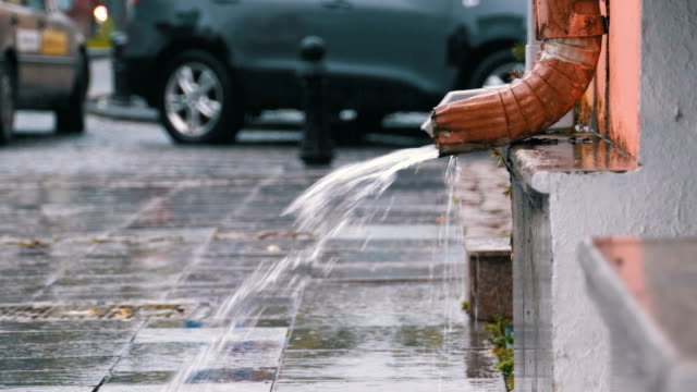 Pipa-de-agua-durante-la-lluvia