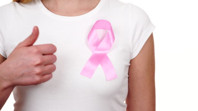 Frau-mit-rosa-Krebs-Multifunktionsleiste-auf-Brust-4K