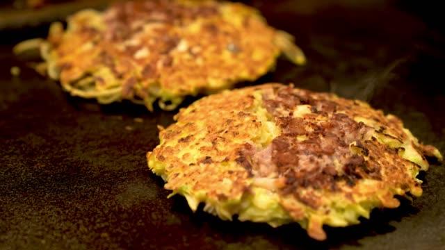 Okonomiyaki-auf-der-heißen-Eisenplatte-gekocht-wird