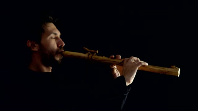 Mann-beim-Flötenspiel