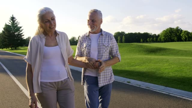 Aktive-positive-Senioren-genießen-Sie-einen-Spaziergang-im-park