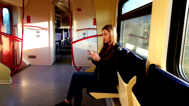 junge-Frau-mit-Handy-auf-Zug