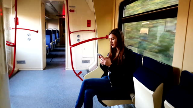 junge-Frau-mit-Handy-auf-Zug