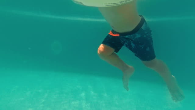 Divertida-piernas-bajo-el-agua-en-piscina