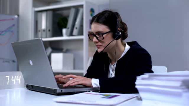 Weibliche-Büroangestellte,-die-Computerspiele-am-Arbeitsplatz-spielt-und-so-Stress-reduziert