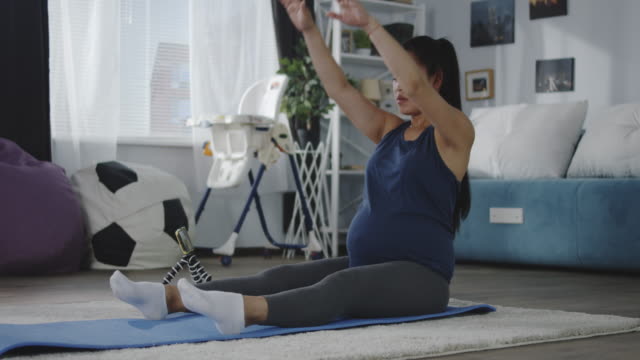 Pregnant-woman-training-at-home