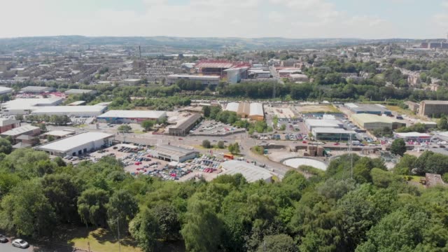 Luftaufnahmen-der-britischen-Stadt-Bradford-in-West-Yorkshire,-die-typisch-britische-Straßen,-Straßen,-Geschäfte-und-Häuser-zeigen,-aufgenommen-mit-einer-Drohne-an-einem-hellen-sonnigen-Sommertag