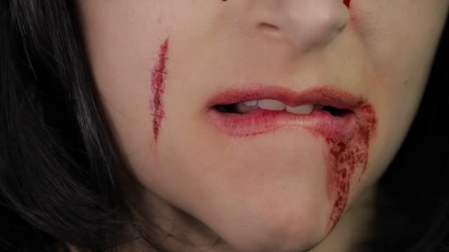 Vampir-Halloween-Frau-Porträt.-Vampir-Mädchen-mit-tropfendem-Blut-in-der-Nähe-ihrer-Lippen