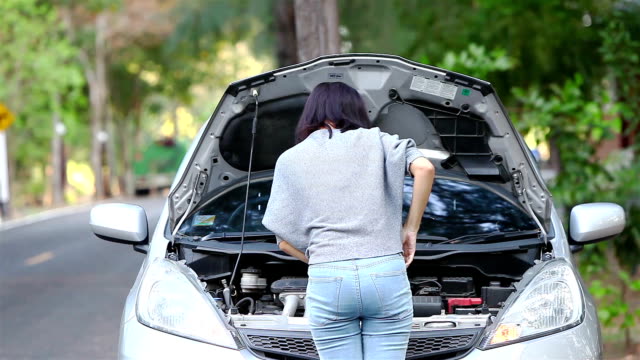 An-attractive-woman-car-breaks-down