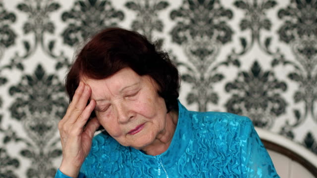 Alte-Frau-leidet-unter-Kopfschmerzen.