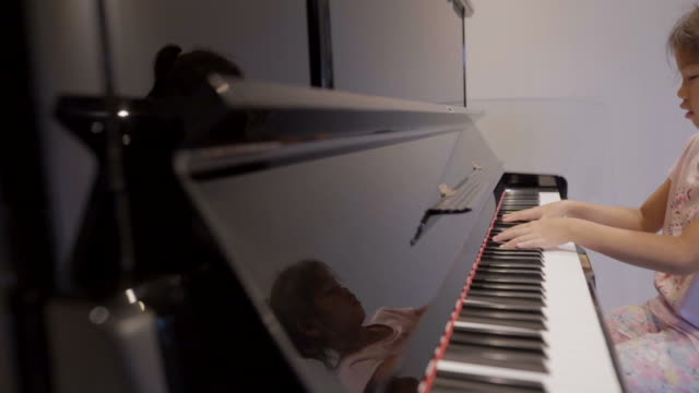 Asian-young-girl-plag-piano