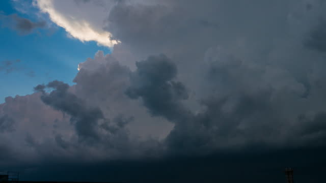 Enormes-nubarrones-antes-de-trueno-cubren-cielo-azul