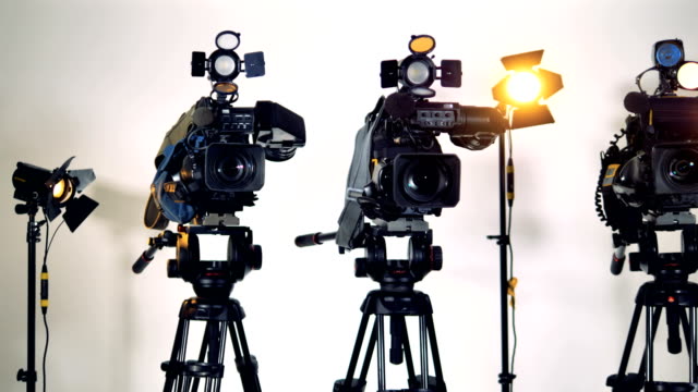 Drei-professionelle-Video-Kameras-auf-Stativen.