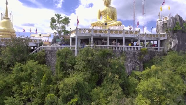Imágenes-de-Drone-de-Wat-Tham-Sua-(templo-de-la-cueva-del-tigre)-en-Krabi,-Tailandia