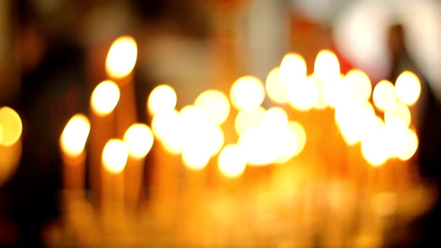 Viele-Kerzen-brennen-in-der-Kirche,-die-Menschen-Ruhe-und-Stille,-Gebet