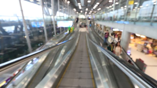 Verwischen-Sie-Blick-vom-Zuzug-Rolltreppe-im-Flughafen-Gate,-Bürgersteig-stehen-weiter.-Defokussierten-Filmmaterial