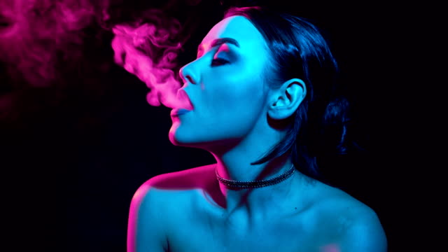 Glamouröse-wunderschöne-Brünette-Frau-rauchen-elektronische-Zigarette