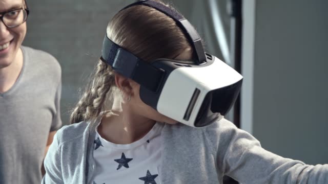 Mädchen-erkunden-virtuellen-Realität