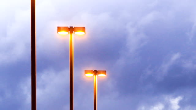 Parkplatz-Lichter-und-dunkle-Wolken---Zeitraffer