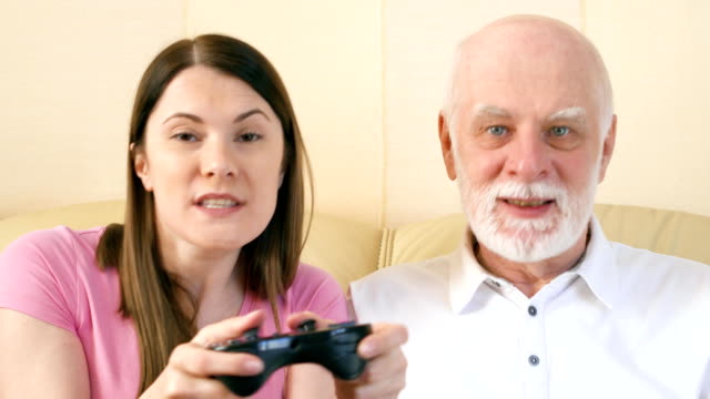 Vater-und-Tochter-Gamer-spielen-Video-Spiel-zu-Hause.-Spieler-mit-Fernbedienung-Spielkonsole