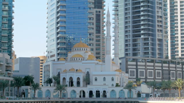 wunderschöne-traditionelle-Moschee-in-Dubai-in-der-Nähe-von-modernen-Wolkenkratzern