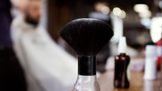 Friseur-schneidet-Haarausfall-mit-Schere-und-Kamm-im-barbershop