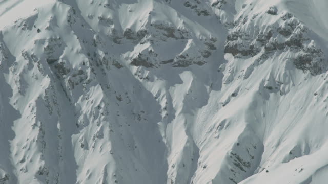 Heliski-helicóptero-vuela-sobre-el-trasfondo-de-las-montañas-nevadas