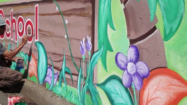 Mural-painter-draws-garden-on-the-school-wall